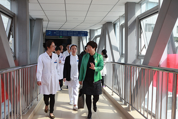 豐(feng)檯(tai)衛計(ji)委(wei)盧守(shou)華副主(zhu)任來我(wo)院督導(dao)醫(yī)改工(gong)作(zuò)